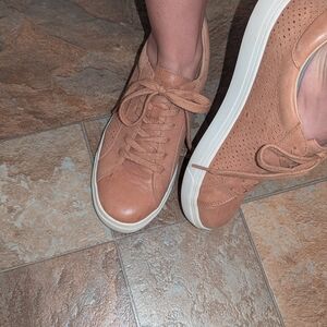 Lucky Brand Size 9M Tan leather Women's Casual Sneakers